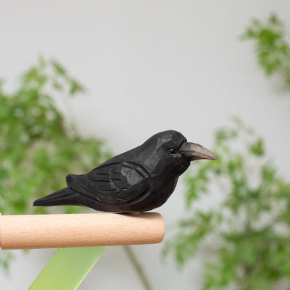 MegeFul Small Wooden Crow Figurine – Cute Hand-Carved Raven Collectible, Small Rustic Bird Decor for Desk & Shelf, Animal Ornament with Gift Box