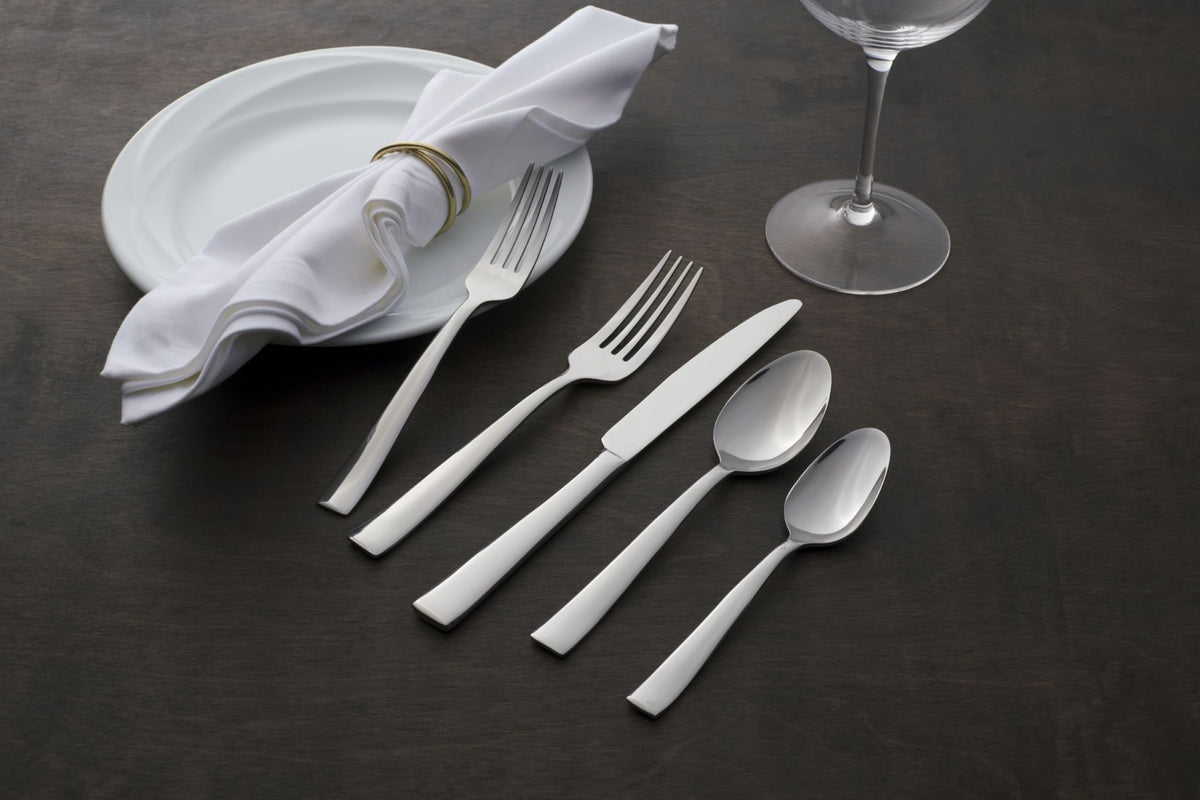 Oneida Silverware Set, Monolith 20-Piece Everyday Flatware Set, Service For 4, 18/0 Stainless Steel, Knives Spoons And Forks Sets, Dishwasher Safe, Home And Kitchen Utensils (Silver, 20 Piece)