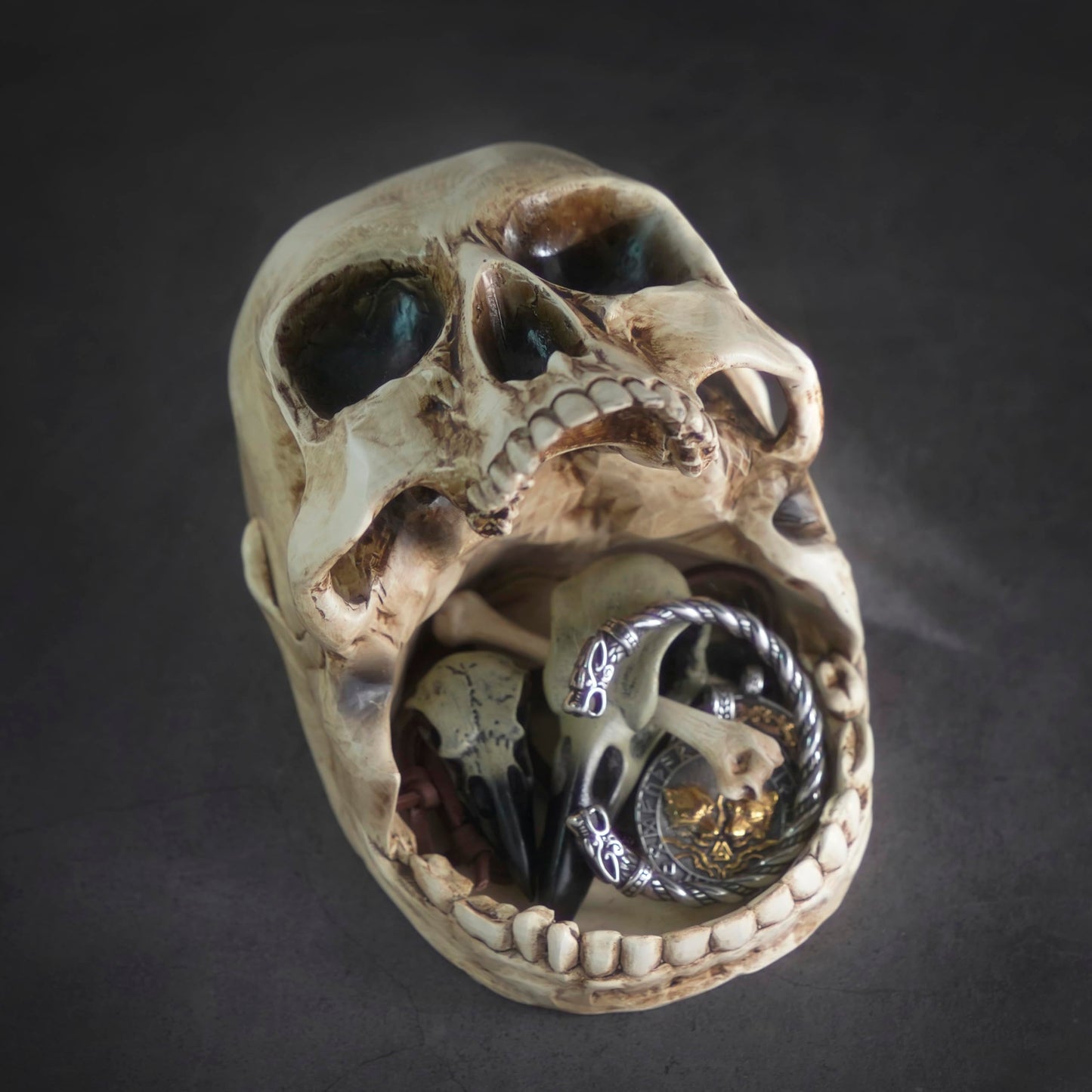 GuoShuang Gothic Skull Candy Bowl Decorative Key Holder – Witchy Home Decor Retro Skull Sculpture for Halloween Party, Entryway Key Bowl, Gothic Desk Accessories & Unique Home Decor