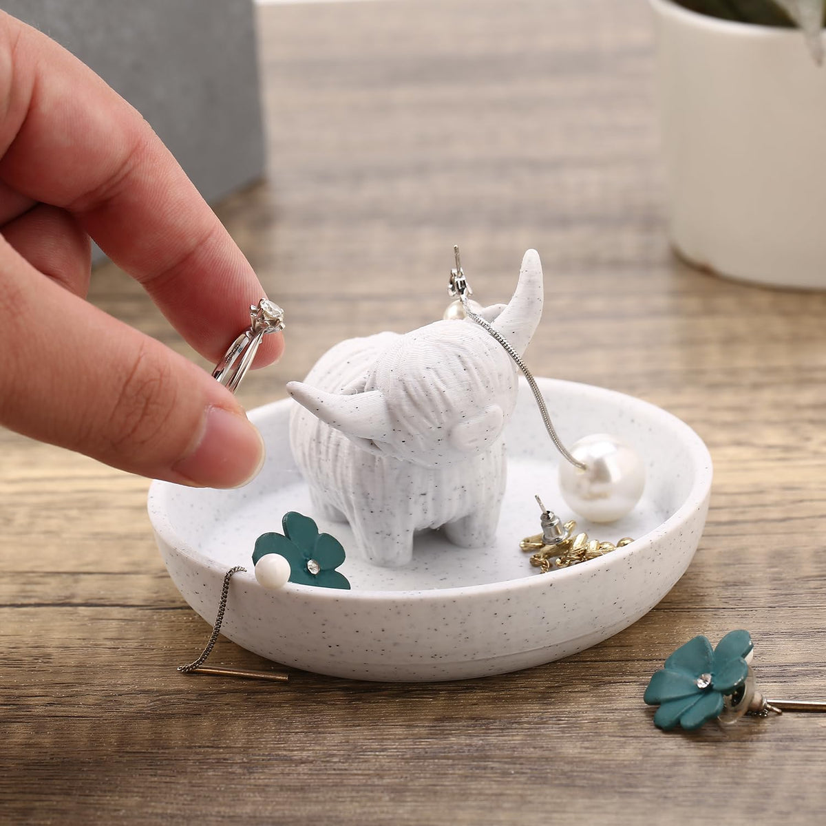 Awsaccy Highland Cow Ring Holder with Circular Dish, 3D Printed Plastic Farmhouse & Bohemian Style Cute Unique Women Gifts Stuff Ring Jewelry Plate Organizer for Bathroom Office Home Room Desk Decor