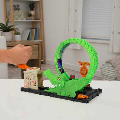 Hot Wheels Track Set with 1 Hot Wheels Car, Adjustable Track that Connects to Other Sets, Gator Loop Pizza Place Playset, HKX39