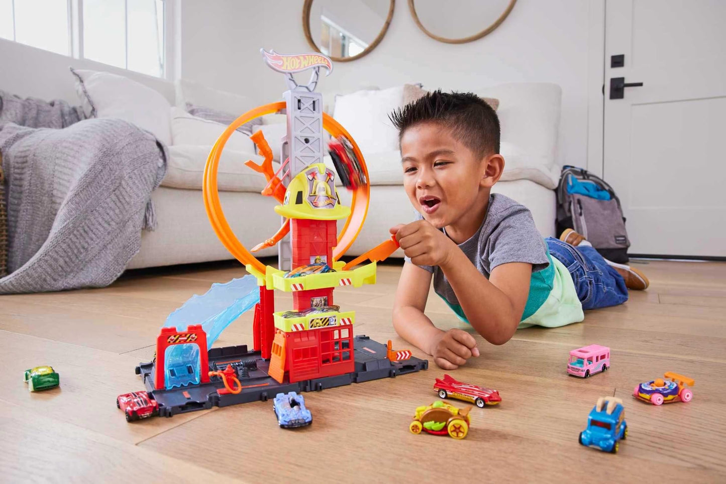 Hot Wheels City with 1 Toy Car, Kid-Powered Elevator, Water-Like Ramp, Track-Play Features, Connects to Other Sets, Fire Station with Super Loop, HKX41