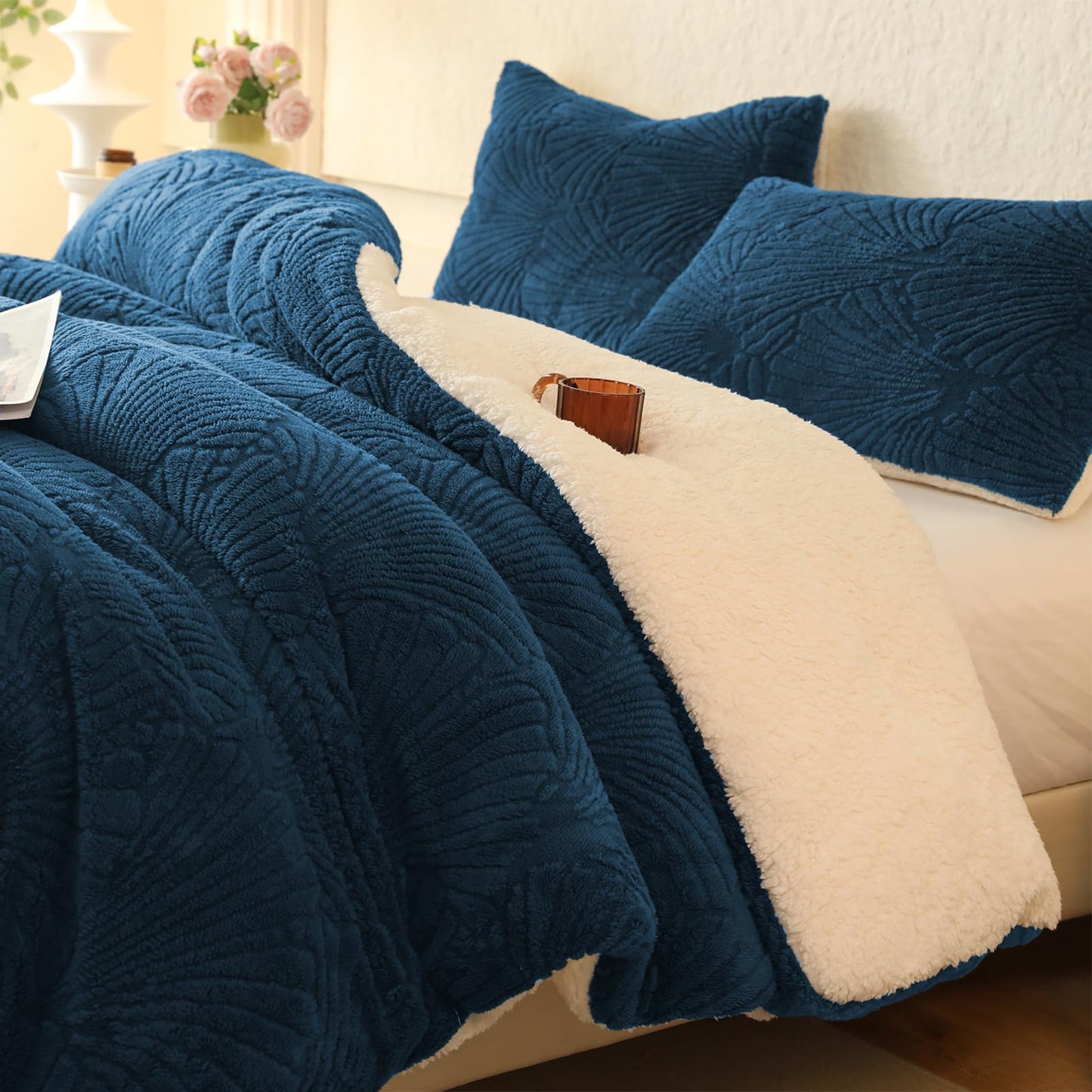 tohrisa Seashell Jacquard Sherpa Comforter Set Warm Cozy Premium Bedding 3 Pieces, King Size Geometric Pattern Quilt Comforter with 2 Pillowcases(104"X90" Dark Blue)