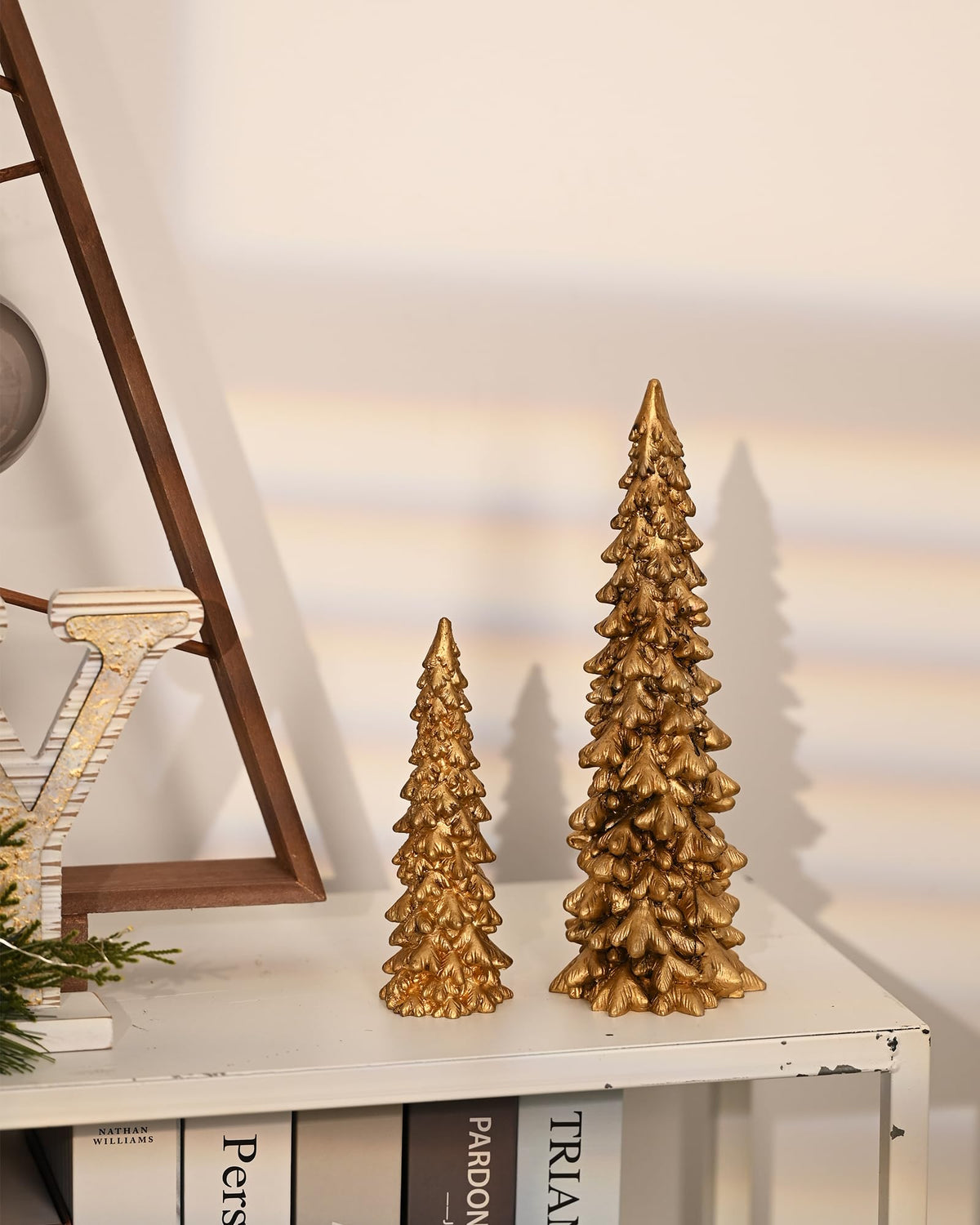 RM ROOMERS Christmas Tree Figurines, 2Pcs Christmas Trees Resin Distressed Gold Table Top, Small Xmas Tree Figurine Set, Decorative Xmas Trees for Rustic Mantle Centerpieces
