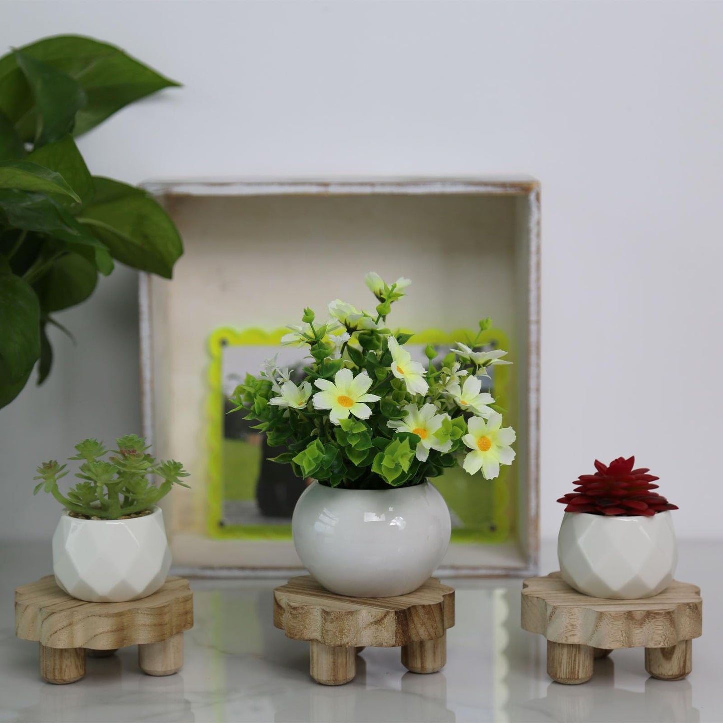 DEMULANS 3 Pack Small Scalloped Wood Risers for Display ,Mini 4 Inch Wooden Stands with Removable Feet Farmhouse Rustic Decor for Table Tiered Trays Home Kitchen Decoration (mini Light Brown, 4 Inch)
