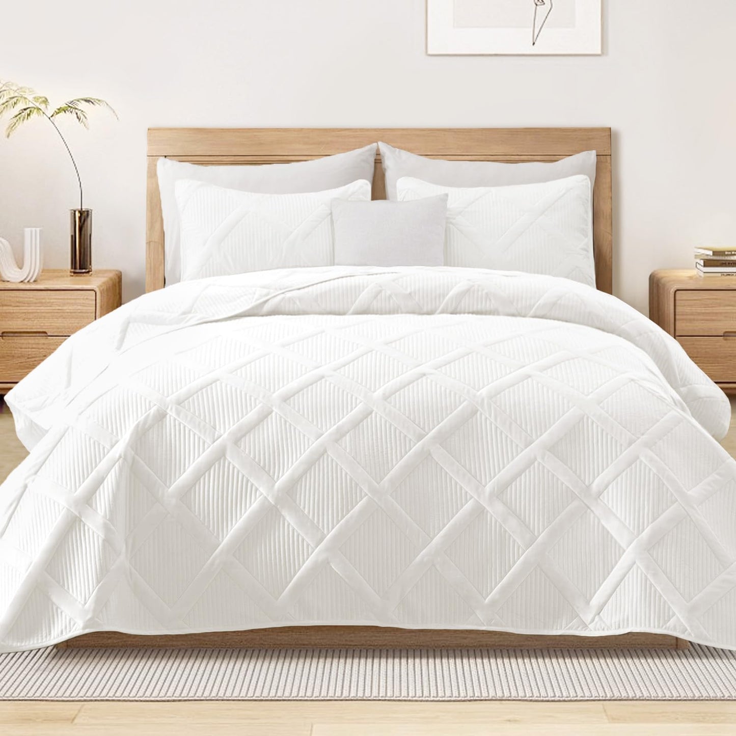 Exclusivo Mezcla Oversized King Quilt Set- White Cal King Quilts Bedding Set with 2 Pillow Shams, Modern Bedspread with Striped Pattern, Soft Lightweight Bedspreads Coverlets for All Seasons