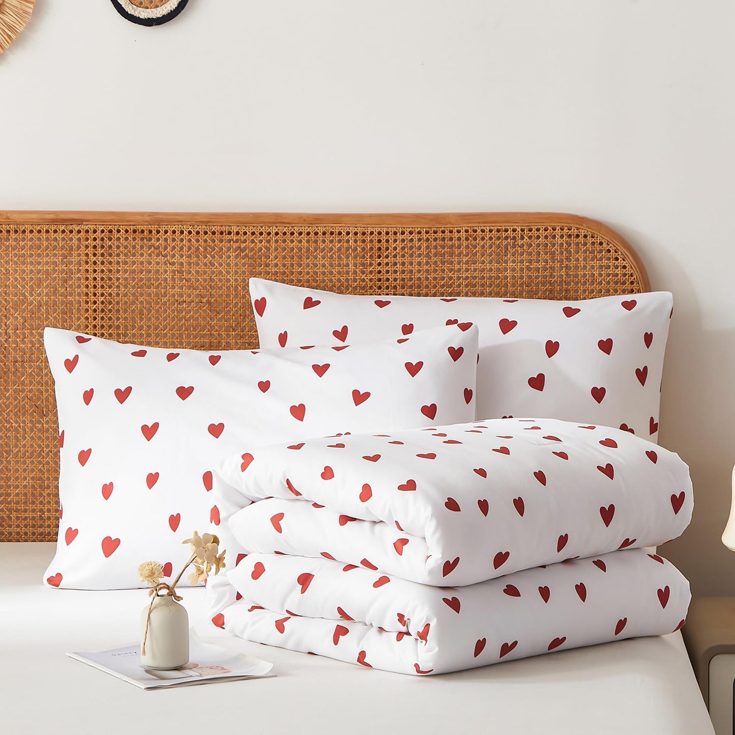 Nayoroom Heart Comforter Set Queen Size Kawaii Red Heart Pattern Comforter Kids Girls Cute Heart-Shaped 3Pcs Soft Lightweight Bedding Set for All Seasons (1 Comforter, 2 Pillowcases)