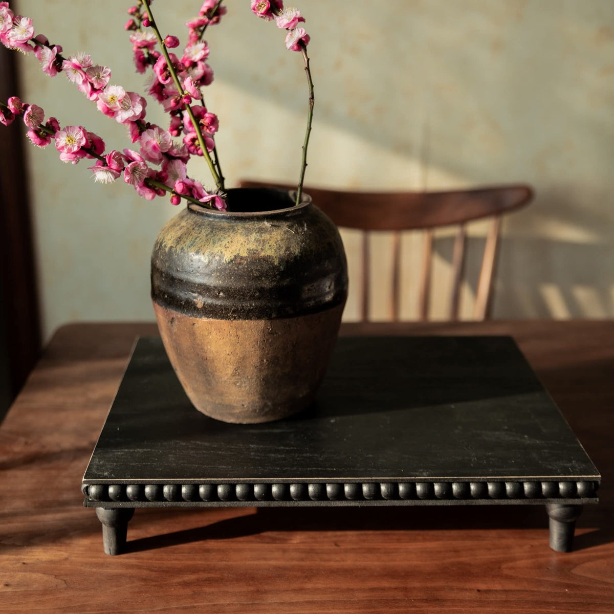 GENMOUS Farmhouse Black & White Distressed Wood Display Stand, 3-Tier Beaded Pedestal Tray for Bathroom, Kitchen, or Living Room Decor