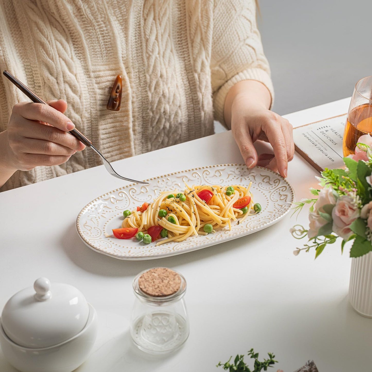 Feenmai Serving Platters Set, 14"/12"/10" Oval Ceramic Serving Plates, Embossed Serving Trays for Party, Oven Dishwasher Safe, Vintage White Serving Dishes for Entertaining, Appetizers, Pasta, Sushi