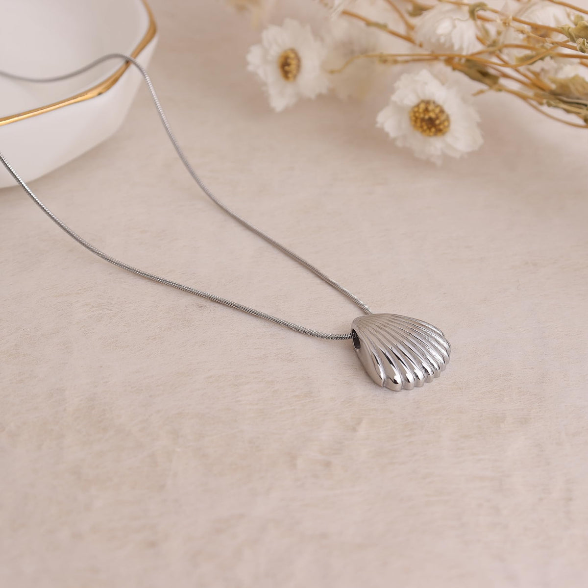 Frigotine Dainty Silver Shell Pendent Necklace for Women, Trendy Simple Statement Seashell Textured Adjustable Snake Chain Choker Summer Beach Jewelry Gifts