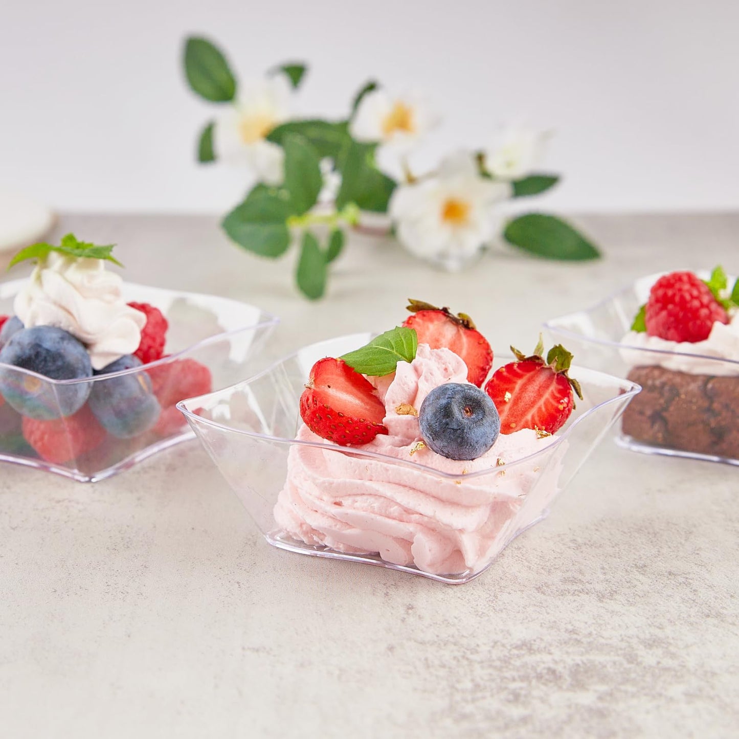 Qeirudu 50 Pack 5 oz Mini Dessert Cups with Spoons - Plastic Appetizer Cups Small Disposable Serving Bowls for Party Fruit Cheesecake Pudding