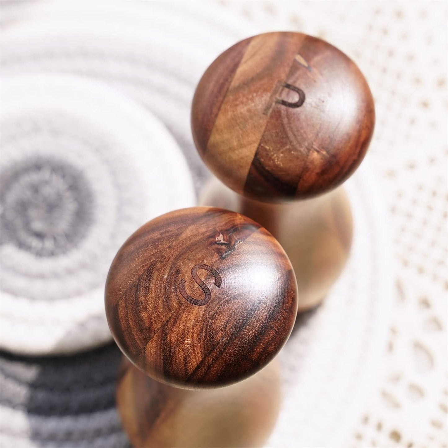 DeroTeno Salt and Pepper Grinder Set with Mill Tray, Set of 2 Salt and Pepper Mill with Ceramic Grinder Acacia Wood, Height 13 cm / 5 inch, Dia 6 cm