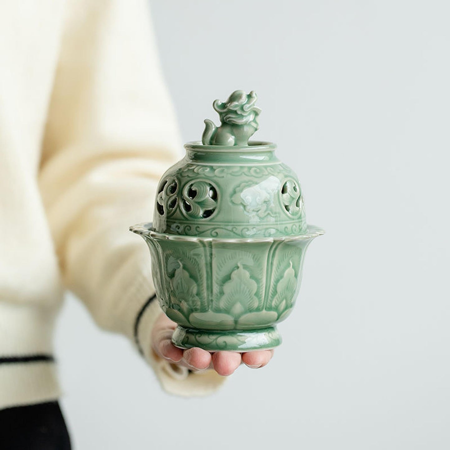Zen-Style Incense Burner (Celadon), Ceramic Incense Holder Featuring a Lion Sculpture, Adorned with Cloud Patterns and a Buddha Light Decoration, Elegant Chinese Incense Burner for Home Décor (Green)