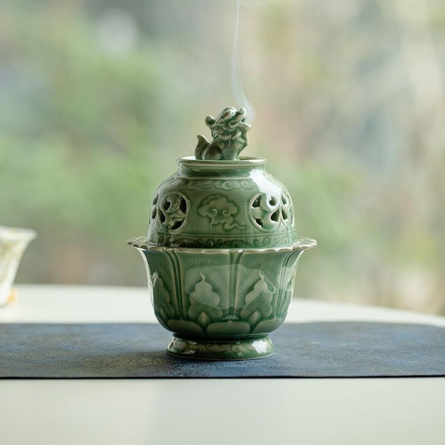 Zen-Style Incense Burner (Celadon), Ceramic Incense Holder Featuring a Lion Sculpture, Adorned with Cloud Patterns and a Buddha Light Decoration, Elegant Chinese Incense Burner for Home Décor (Green)