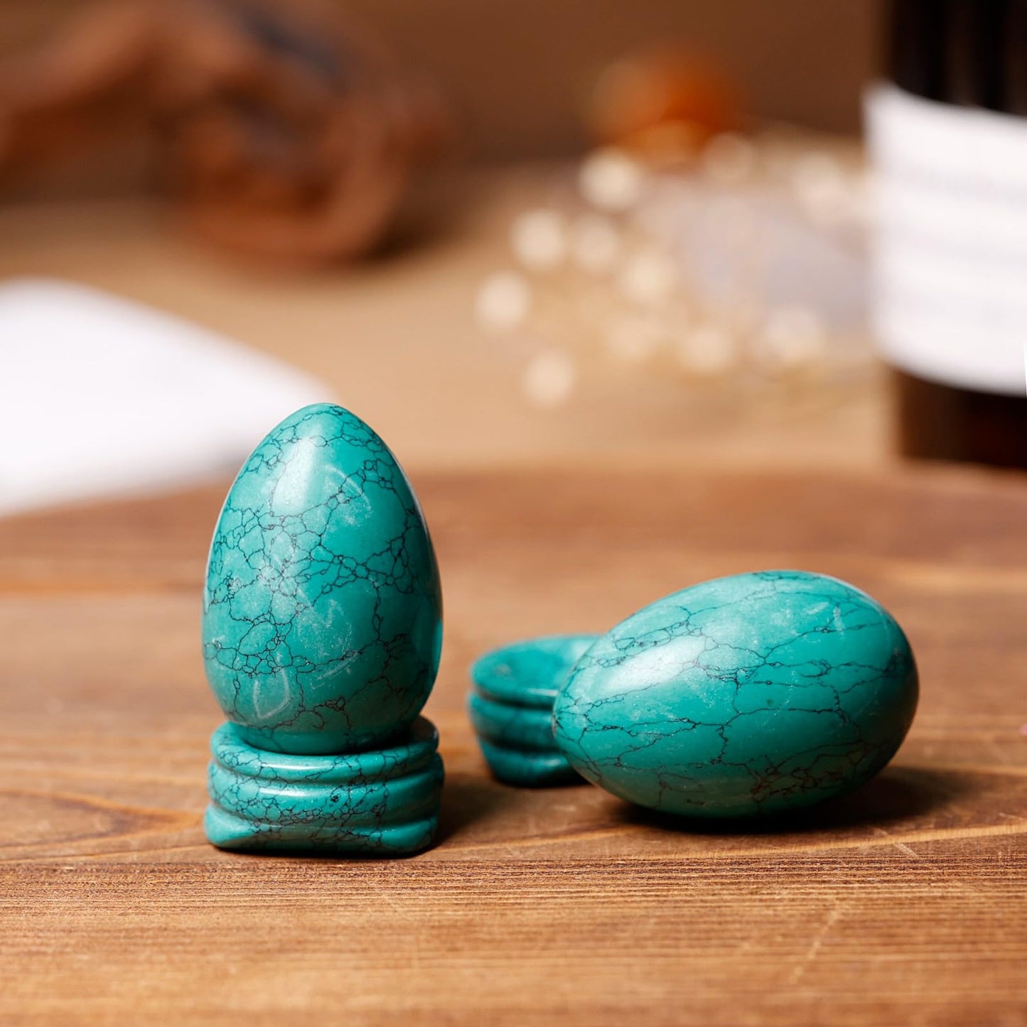 dssmboom Polished Green Howlite Turquoise Crystal Egg with Stone Stand, Healing Crystral Egg Shaped Stone Figurine for Meditation and Home Decoration