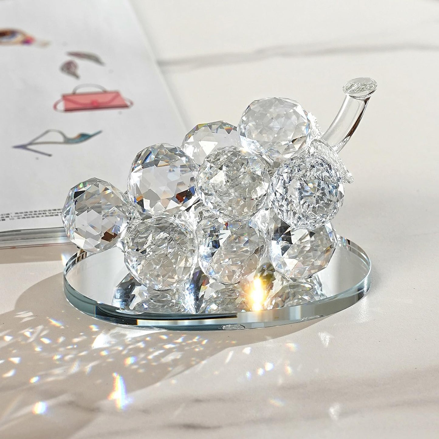 Grape Cluster Crystal Decor Sculpture, Sparkling High-Transparency Faceted Design, Luxurious High-End Crystal with Mirror Base, Elegant Home/Office Display, Gift for Collectors & Fruit Lovers (White)
