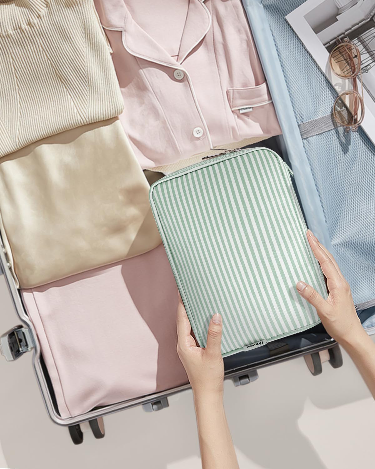 Travel Hanging Toiletry Wash Bag Toiletry Bags for Women Toiletries Bag Washbag Makeup Cosmetic Organizer for Men Girls (Mint Green Stripe)