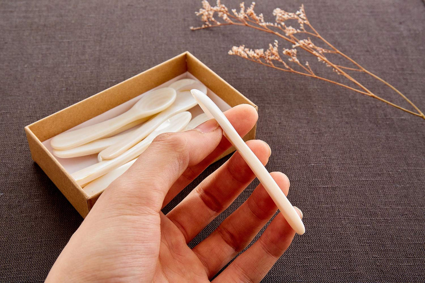 DUEBEL Set of 10 White Mother Pearl 2.75′′ Caviar Spoons Caviar, Egg, Coffee Serving (White, 7x2.1cm)