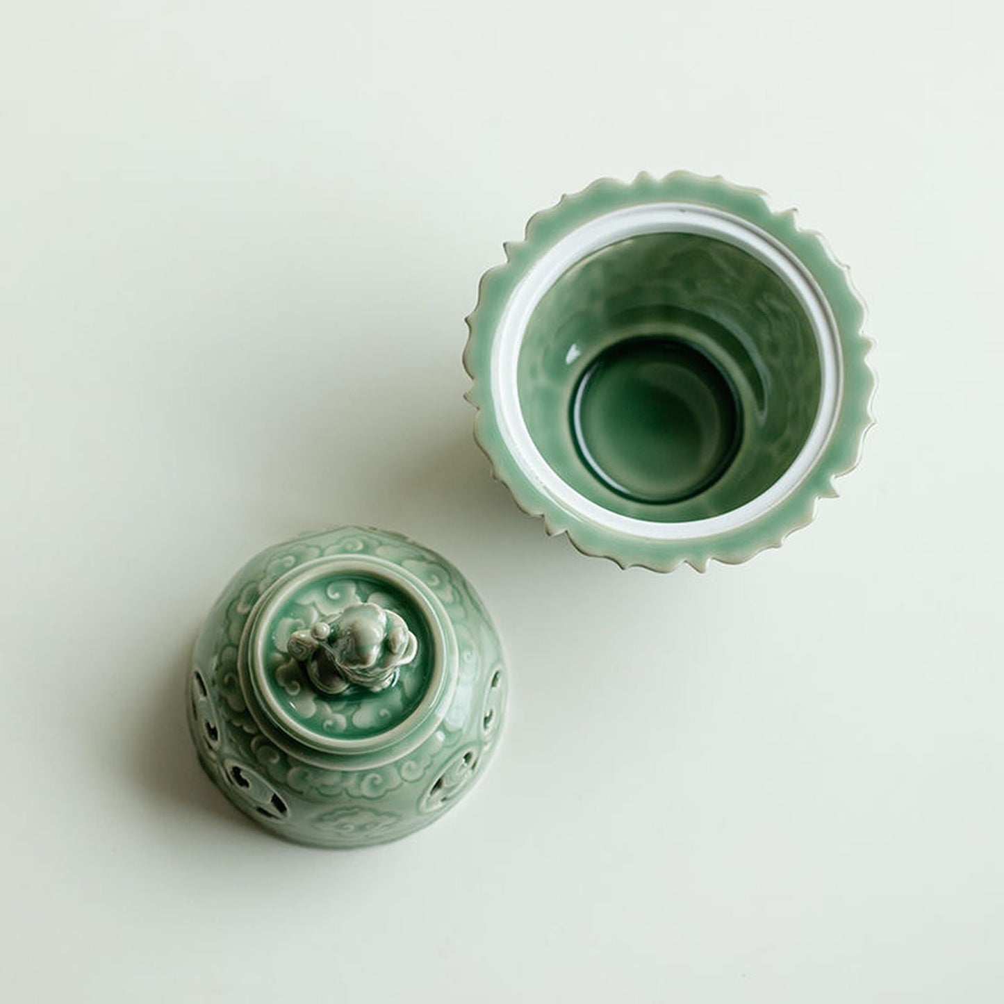 Zen-Style Incense Burner (Celadon), Ceramic Incense Holder Featuring a Lion Sculpture, Adorned with Cloud Patterns and a Buddha Light Decoration, Elegant Chinese Incense Burner for Home Décor (Green)