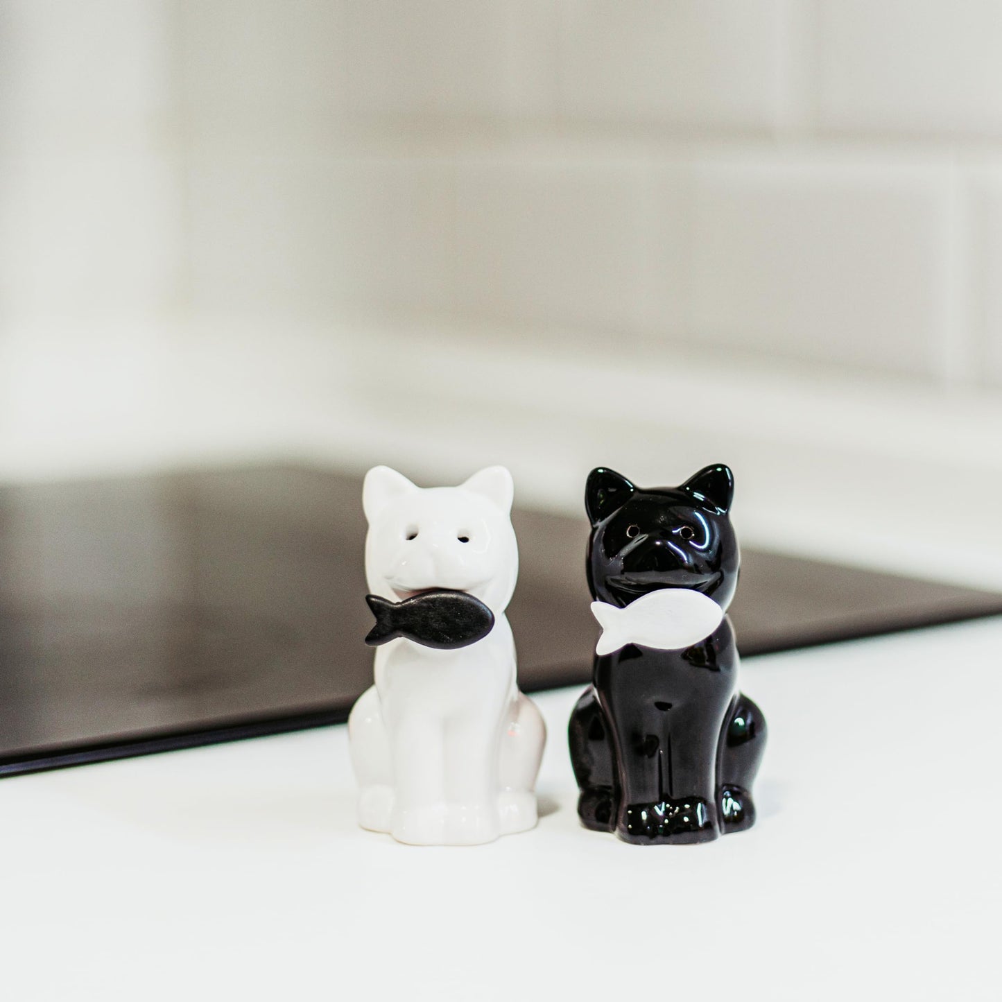 Fisura - Original salt and pepper shaker "cat". Salt and pepper set for the table in the shape of a cat. Set of ceramic salt and pepper shakers. 2 pieces. 1,97 x 3,54