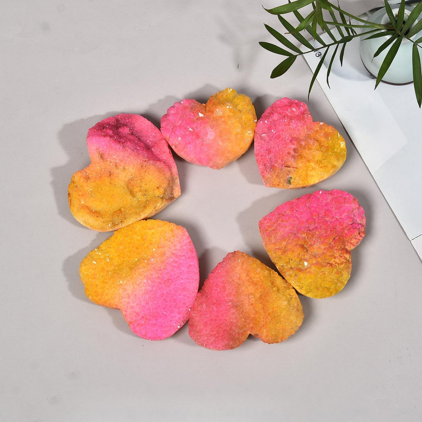 JIC Gem Pink Yellow Titanium Coated Large Heart Crystal Cluster Geode Healing Crystals Heart Shaped Rocks with Crystal Display Stand Home Decor Reiki Meditation 3.14-3.54 inch