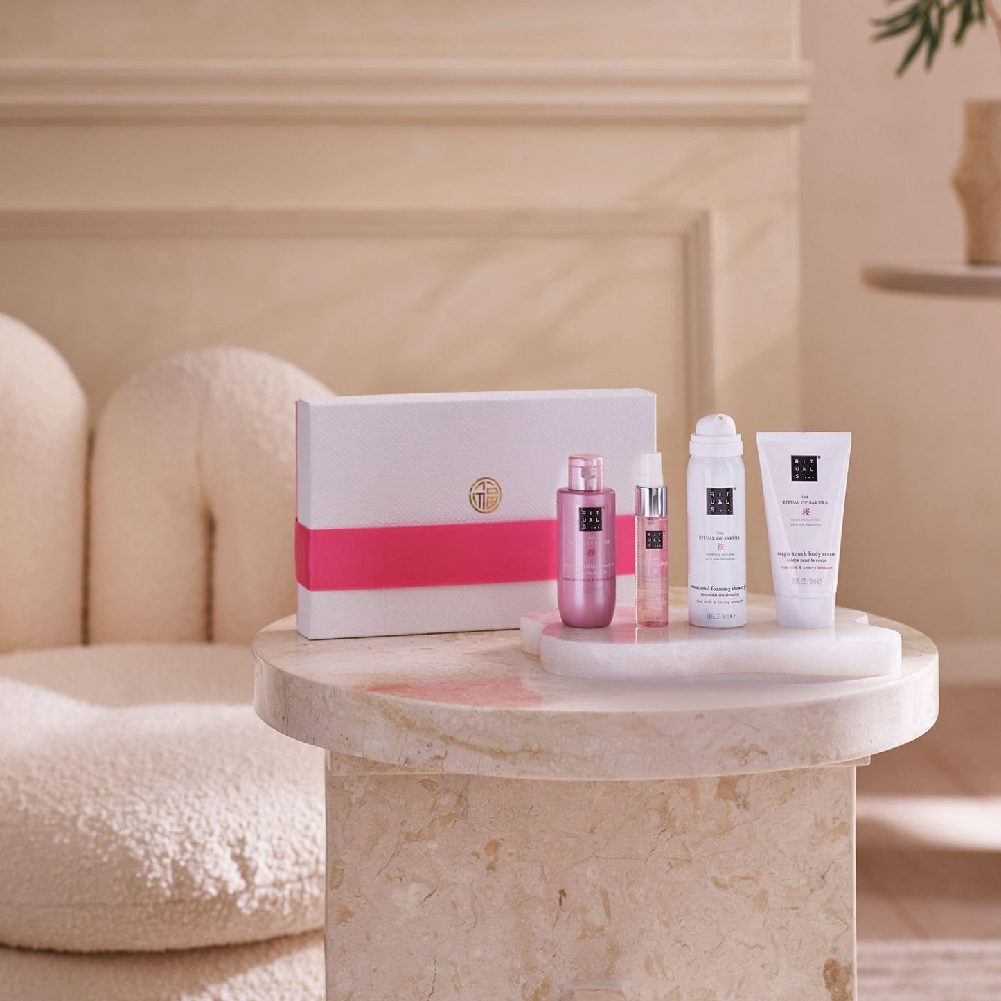 RITUALS Gift Set The Ritual of Sakura Small - Four Skincare Products Enriched with Cherry Blossom and Rice Milk - Bath Gift Box with Renewing Properties