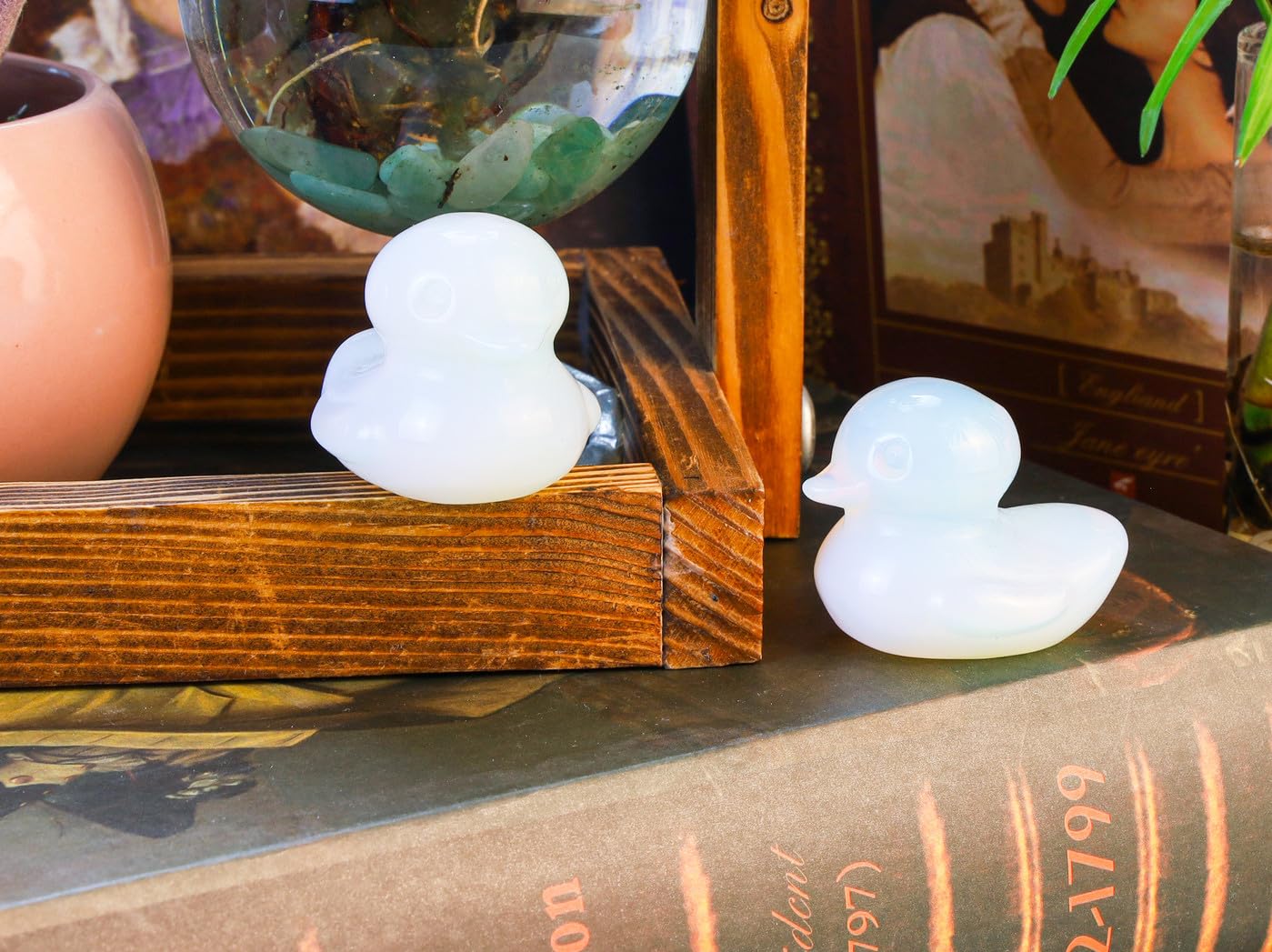 DUQGUHO Duck Figurine Statue Funny Deocr Gifts Opal Crystals Stones Lucky Duck Collectible for Mom Gifts Home Desk Office Deocration 1PC