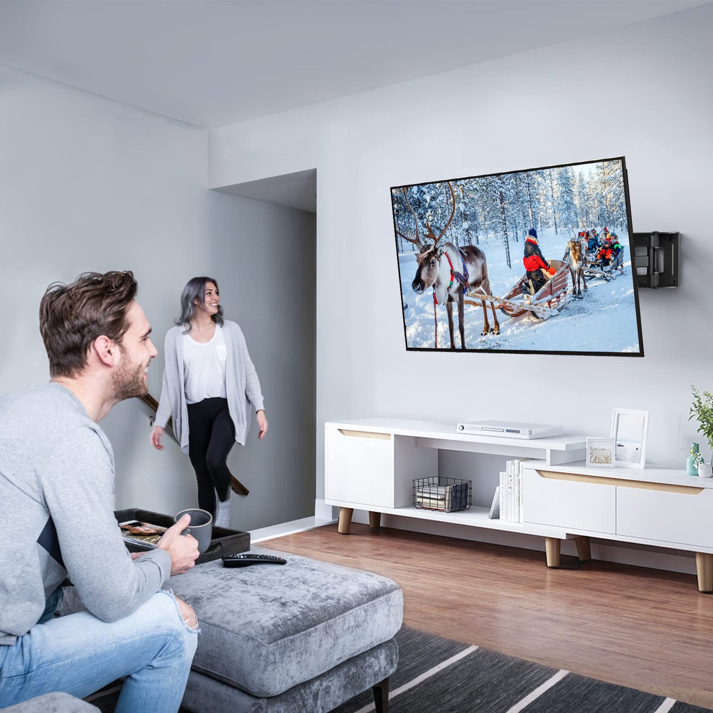 PERLESMITH TV Wall Bracket, Swivel Tilt for 26-70 Inch Flat & Curved TVs up to 45kg, Sturdy Wall Mount Max. VESA 400x400mm