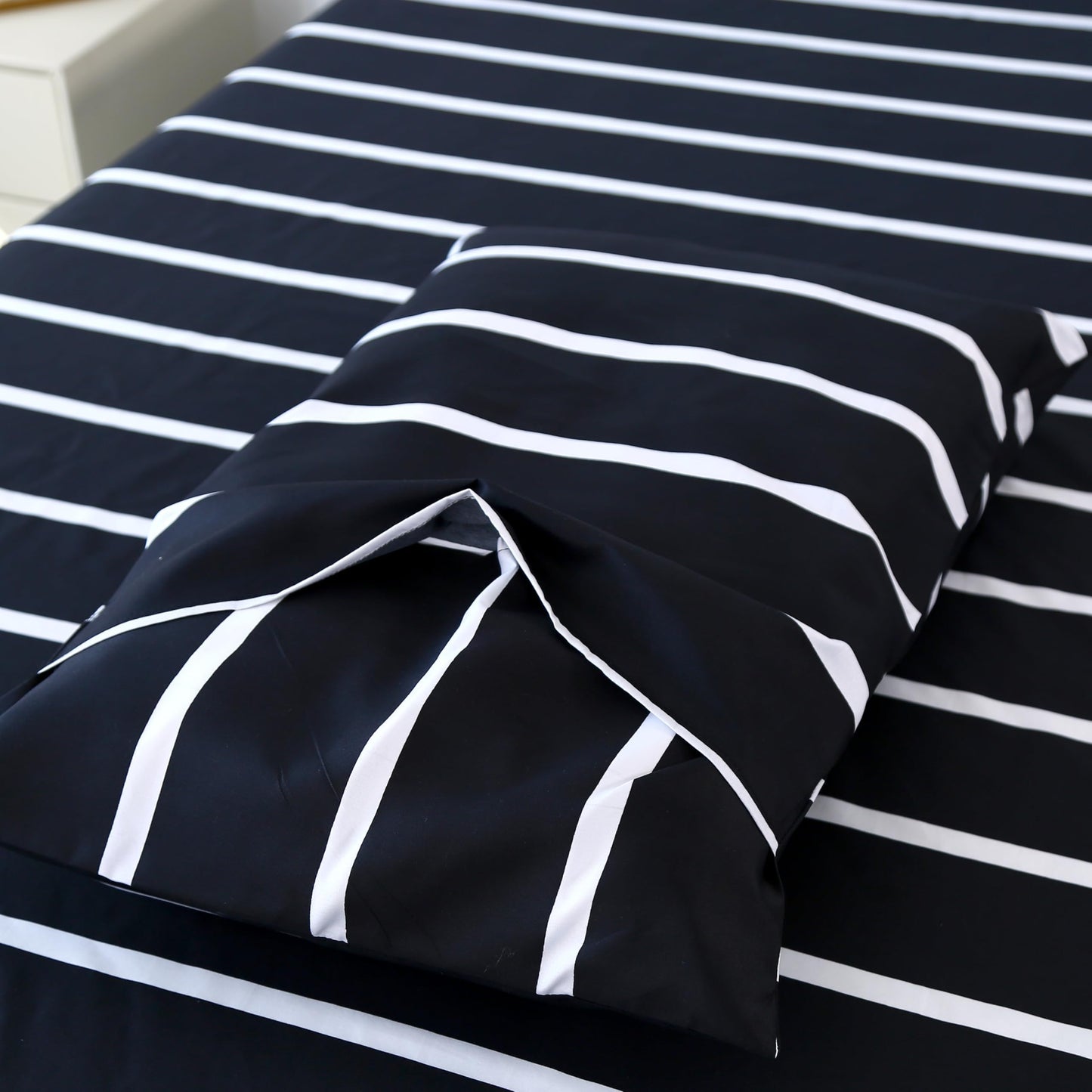 MAG 4Pcs Striped Queen Sheets Set,Black and White Microfiber Sheet Set Queen Size,Included 1 Fitted Sheet 14'' Deep Pocket+1 Flat Sheet+2 Pillowcases Soft and Breathable,Wrinkle and Fade Resistant.