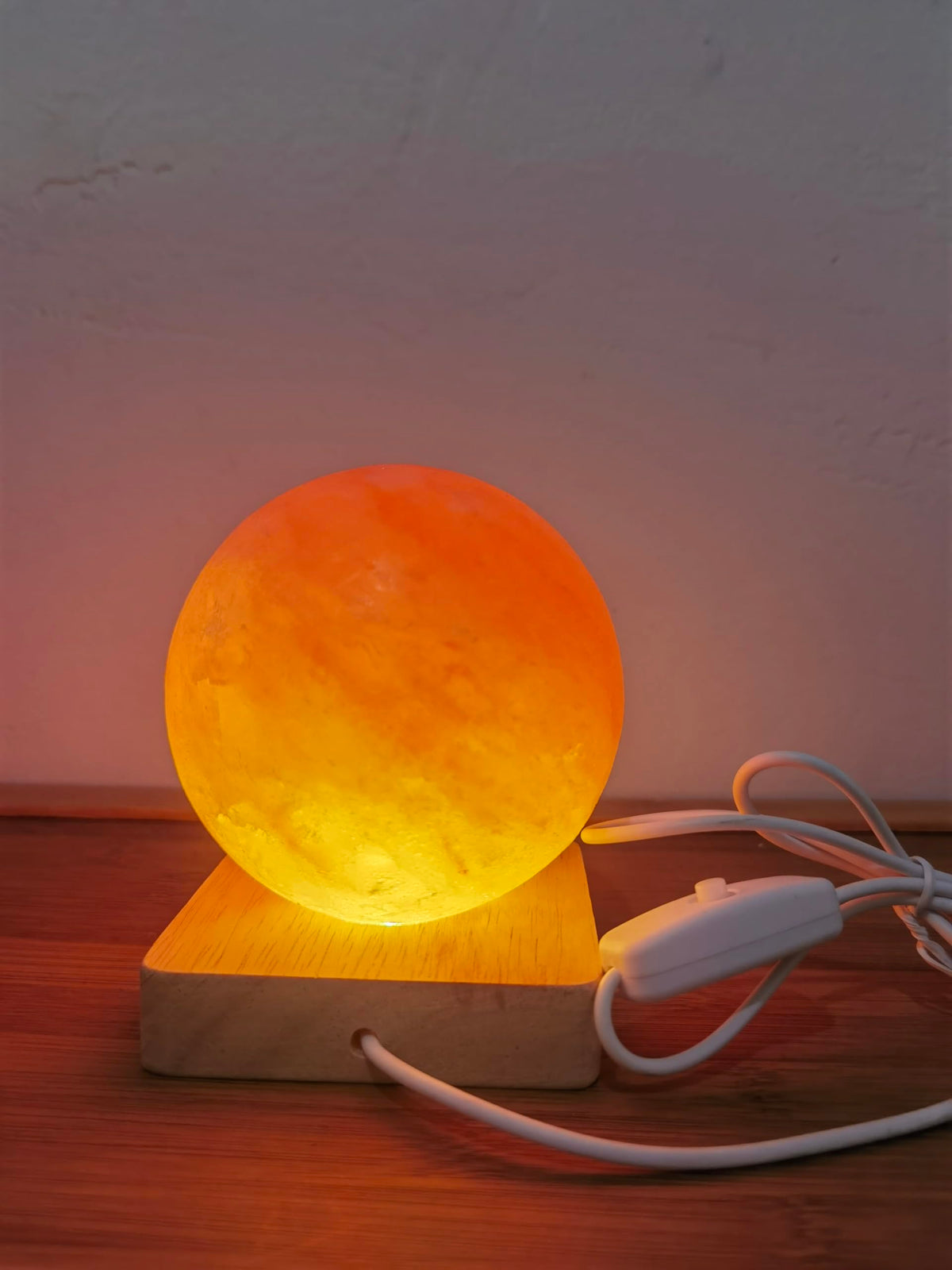 YZYOE USB Colour Gradient Himalayan Salt lamp, Solid Wood Base Atmosphere Decoration Rotundity Salt lamp with Remote Control, Natural Crystal Stone Bedside Night Light, Handmade Crafts.