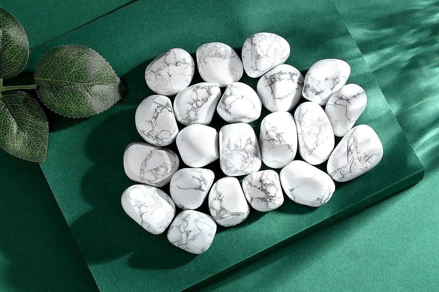QINJIEJIE 2PCS 1.6-2.0" White Howlite Healing Crystals Tumbled Stones Polished Rocks Large Worry Stones Gemstones Rocks for Energy Witchcraft Meditation DIY Decoration Gifts for Women Men