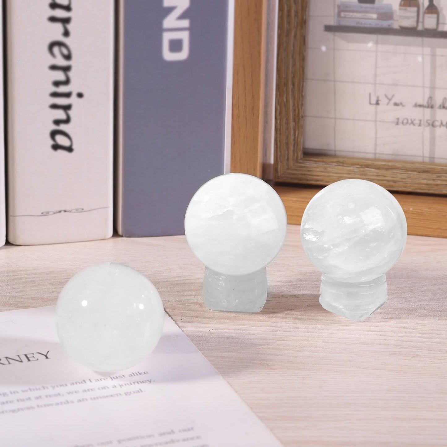 Rockcloud Round Rock Quartz Crystal Ball Gemstone Figurine with Stone Stand, Polished Healing Crystal Divination Sphere for Yoga Meditation Feng Shui Home Decor, White