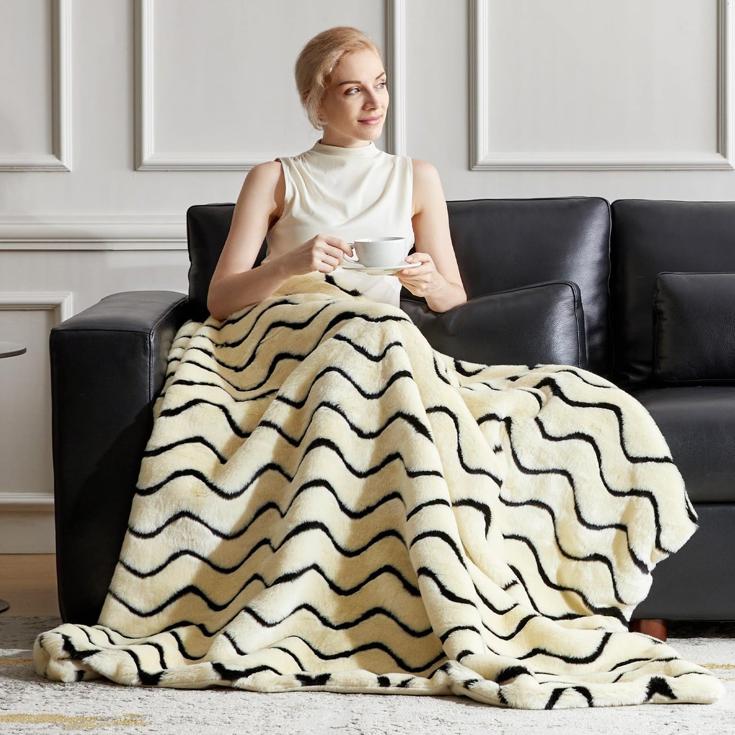 TINA'S HOME Faux Fur Throw Blanket for Couch - Luxury Fuzzy Mink Blanket, Soft Plush Winter Ripple Blanket for Bedroom Living Room 50 * 60 Inches