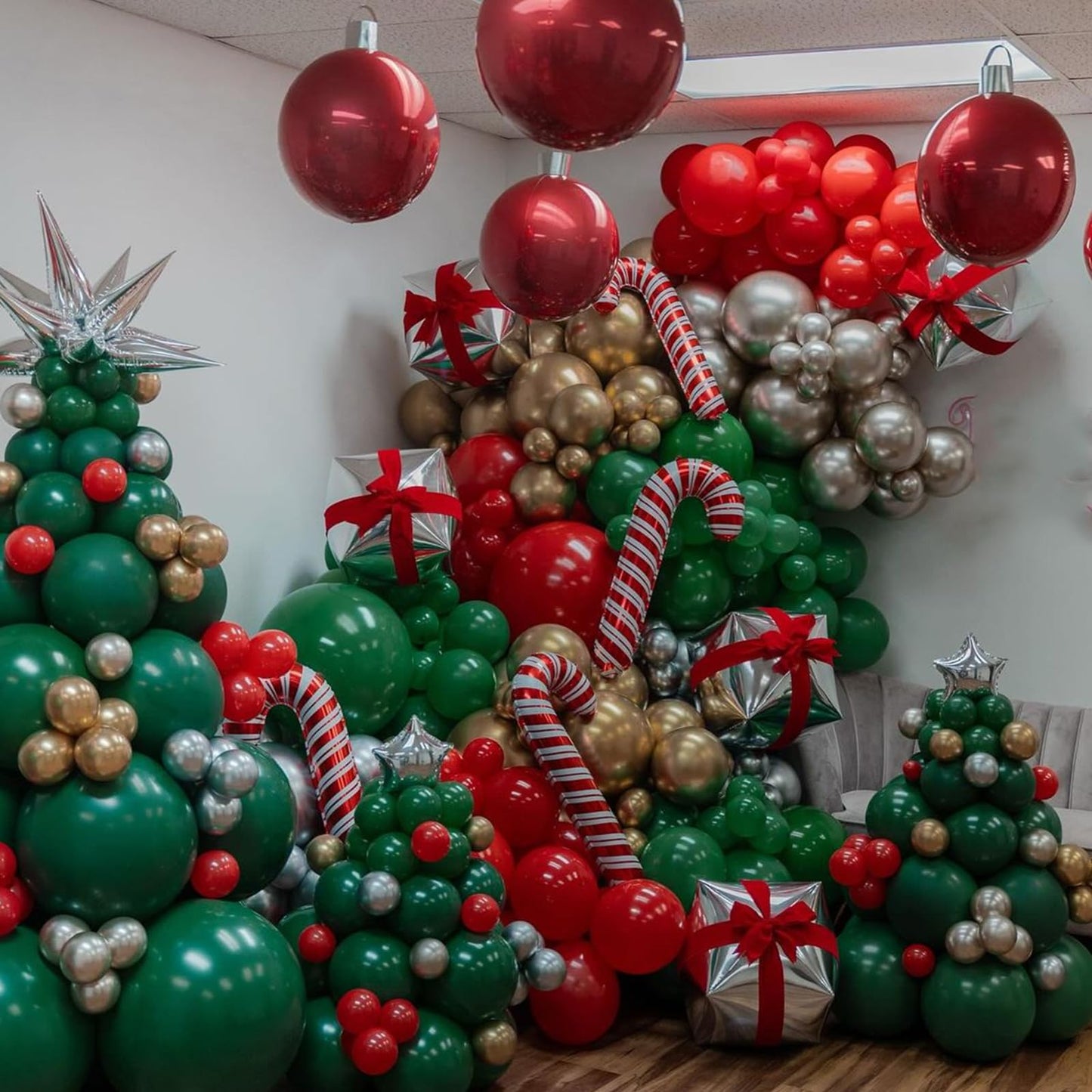 Red and Green Balloons Arch Garland Kit, 134pcs Red Green Christmas Balloons with Different Size for Birthday Christmas Party Decorations
