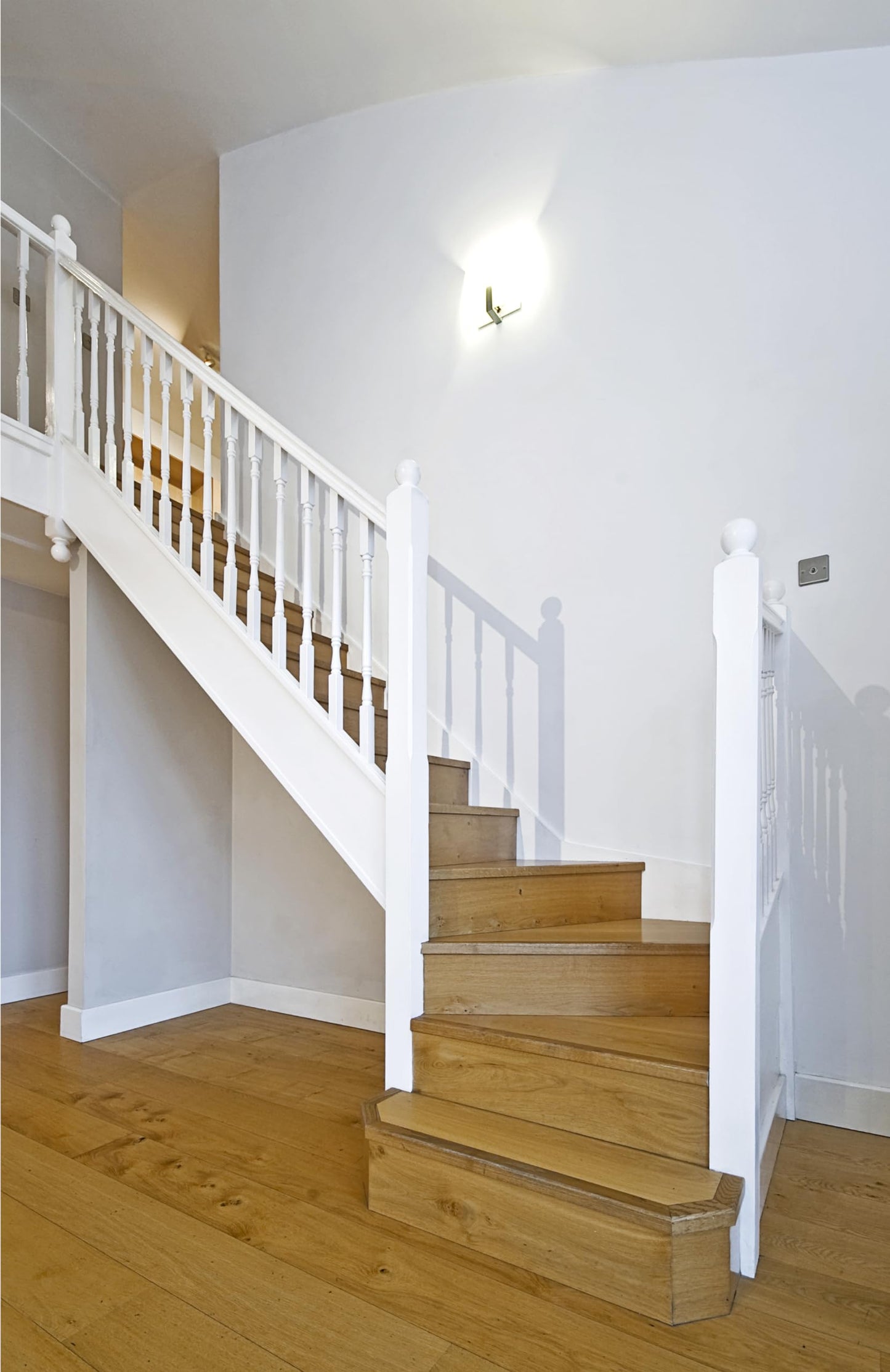 Johnstone's - Wood & Metal Paint - Satin Finish - Brilliant White - 2.5L - Water Based - Non Drip & Quick Drying - Radiator Paint - Low Odour - Dry in 1-2 Hours - 8m2 Coverage per Litre