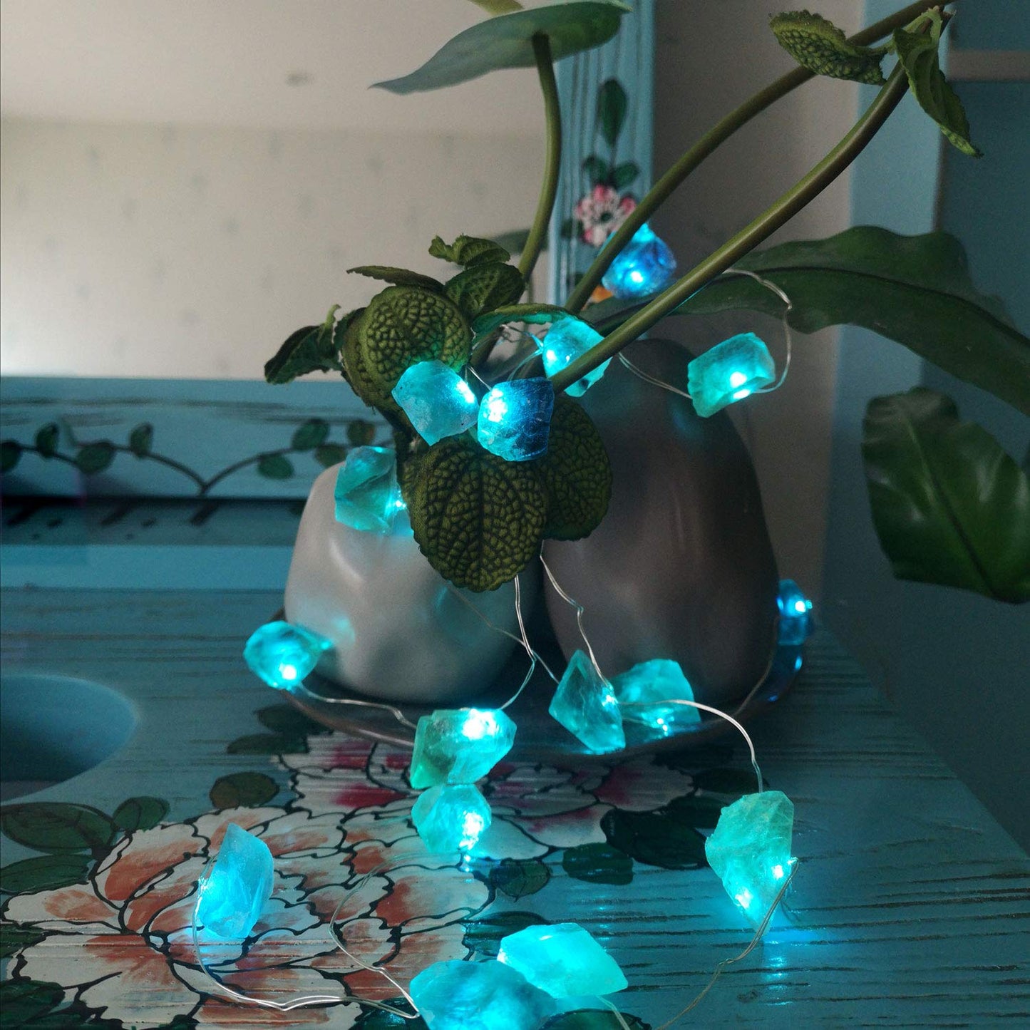 Natural Fluorite String Lights Raw Crystal Decorative Lights Healing Cluster Lit 20 LEDs 6.5ft with Remote Control, Hanging Ornaments Decor Battery Operated for Reiki, Wedding, Divination, Display