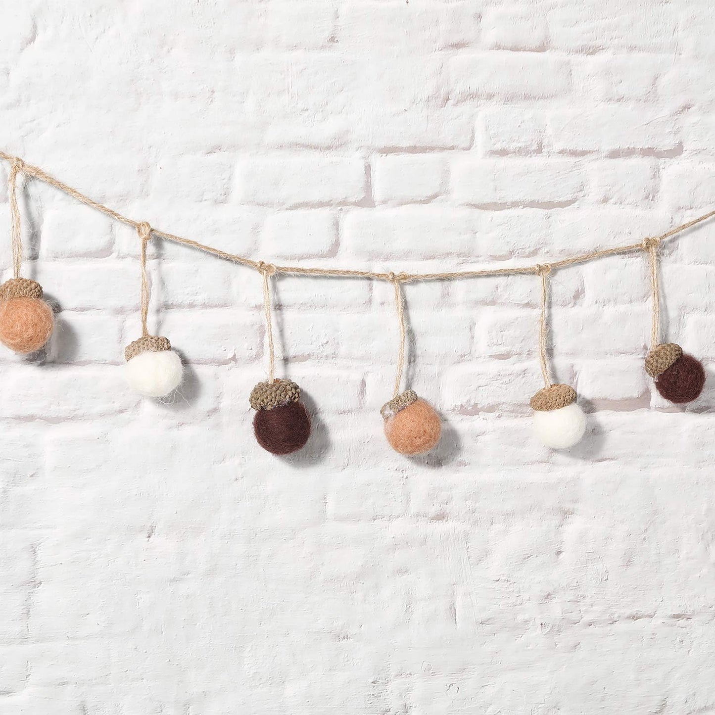 Boao 18 Pcs Felt Acorn Ornaments Fall Thanksgiving Wool Pom Acorn Ball Decor Hanging Pine Cone Garland with 32.8 ft Rope for Christmas Tree Woodland Farmhouse Mantel Wall Decor