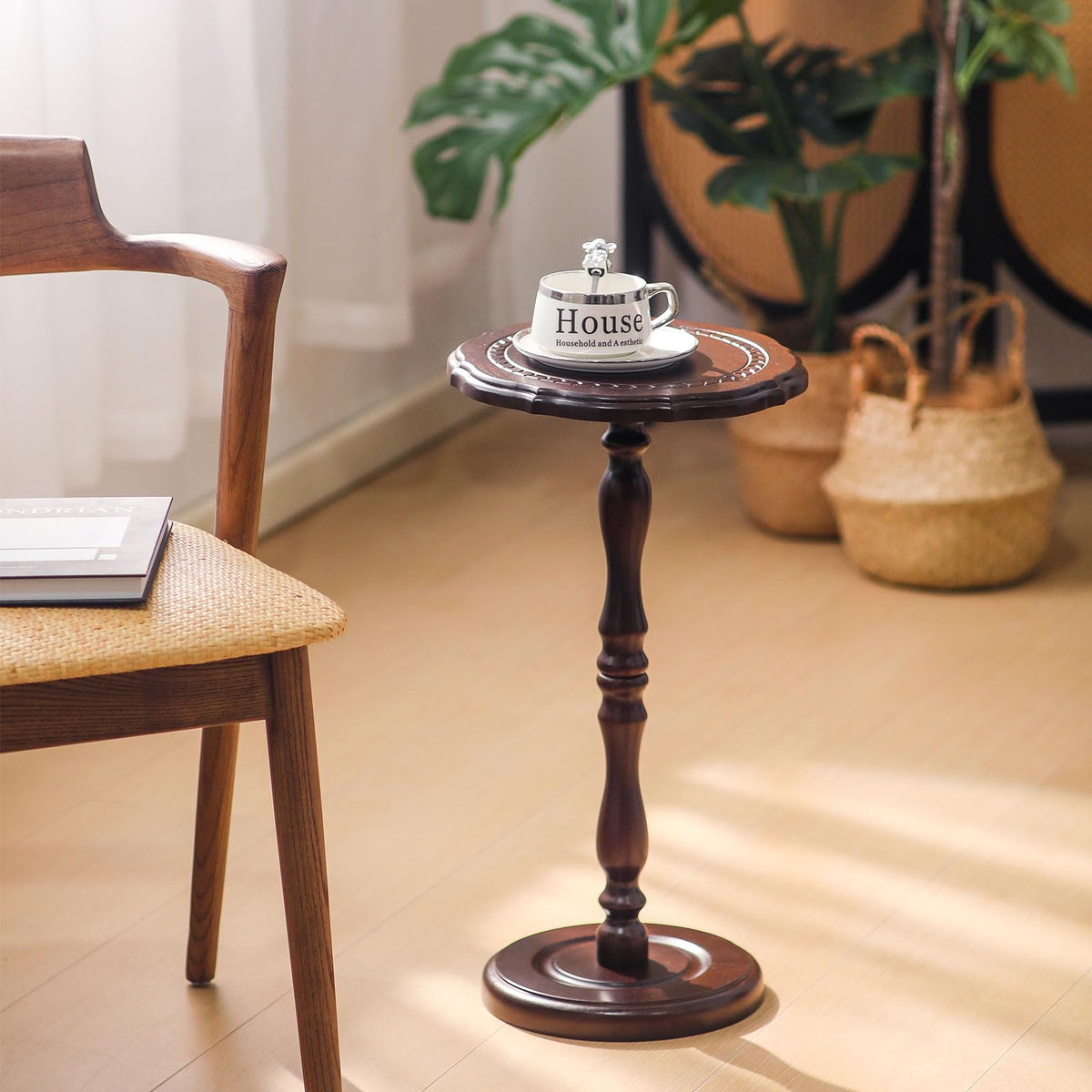HuiDao 100% Solid Wood Round Side Table, Small Drink Table for Small Spaces, Modern End Table Accent Nightstand for Bedroom, Living Room, Corners and Office, Brown