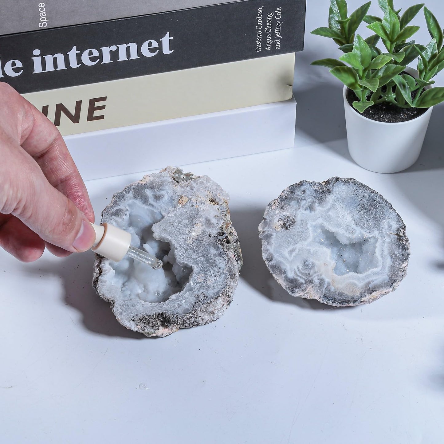 TUMBEELLUWA Natural Agate Geode Quartz Crystal Cluster for Wicca Reiki Healing, Irregular Mineral Stone Specimen for Home Office Decor, 0.44-0.66 LB