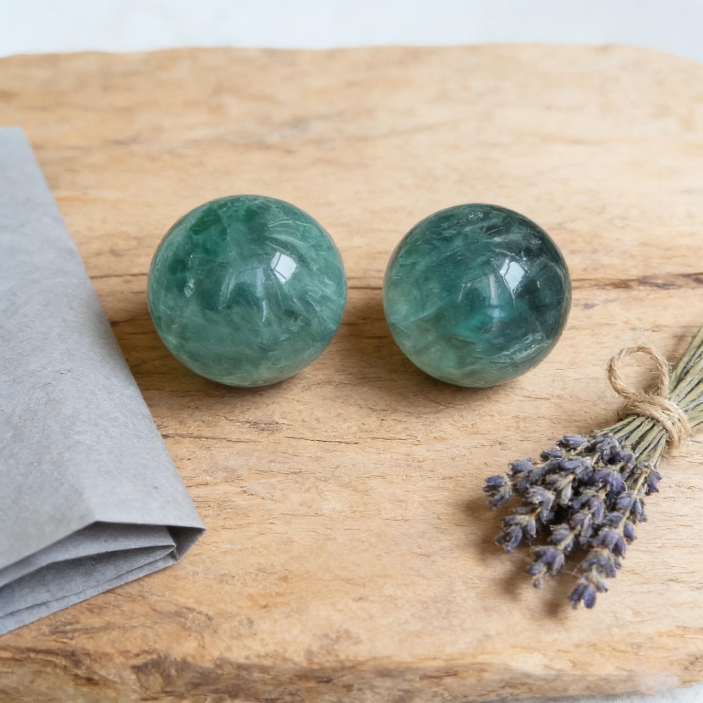 AierCrystal Natural Stone Crystal Sphere Feng Shui Home Decoration Ball Positive Energy Scrying Orb for Meditation Tool for Spiritual Space Purification Globe Diameter 6-7cm Green Fluorite Sphere