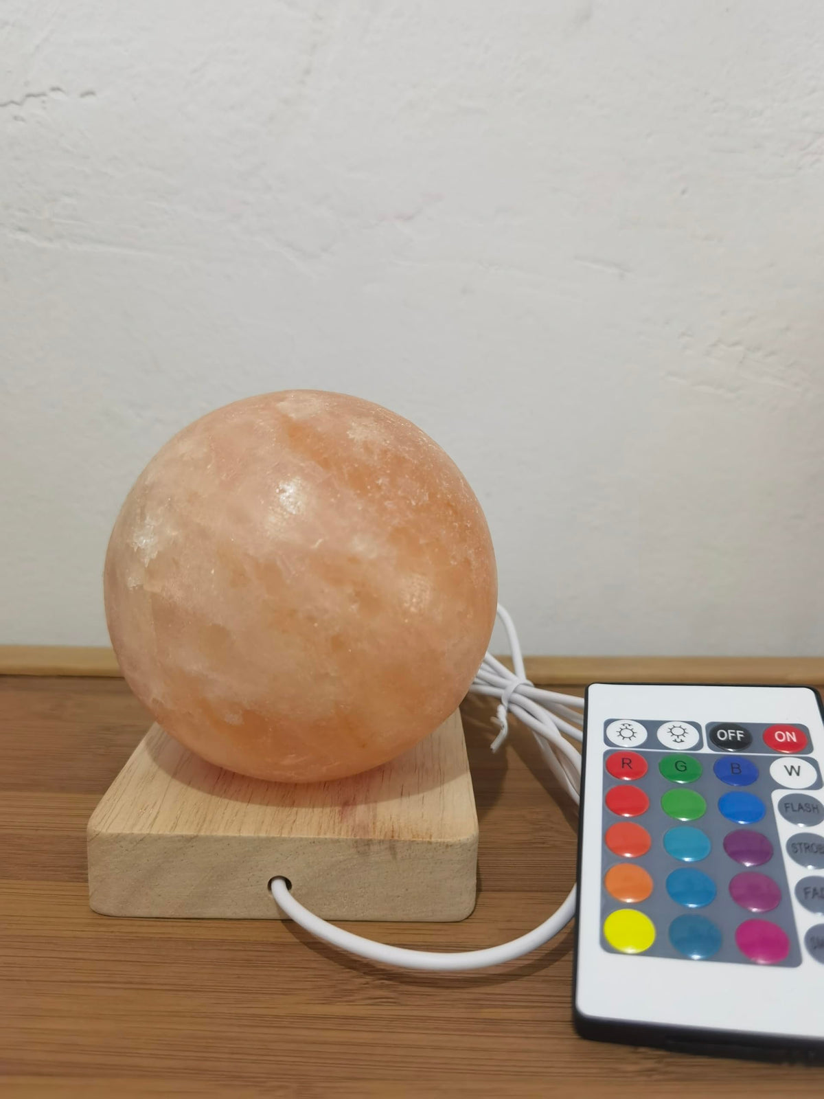 YZYOE USB Colour Gradient Himalayan Salt lamp, Solid Wood Base Atmosphere Decoration Rotundity Salt lamp with Remote Control, Natural Crystal Stone Bedside Night Light, Handmade Crafts.
