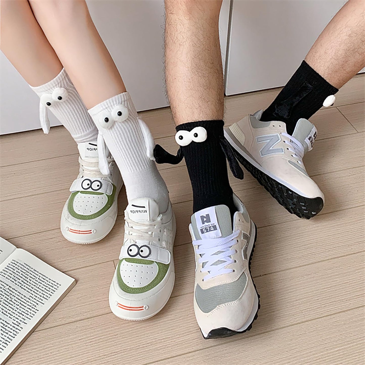 Smilelife 2 Pairs Magnetic Holding Hands Socks I Love You Gift Christmas Valentines Anniversary for Him Her Couple Teens Friends (White)