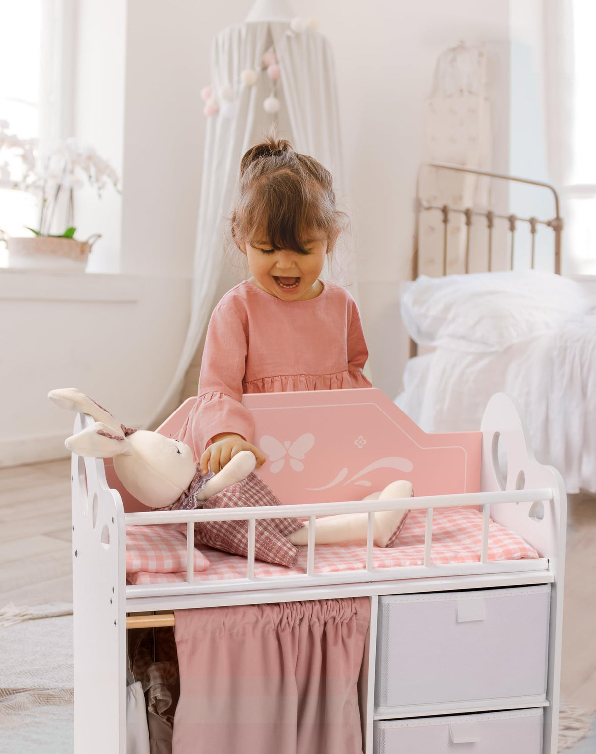 ROBOTIME Baby Doll Crib, Wooden Doll Bed, Toy Baby Crib with Storage, Bedding, and Wooden Hooks, Doll Crib Fits Dolls up to 21", Doll Furniture for American Girls Ages 3+ (Pink)