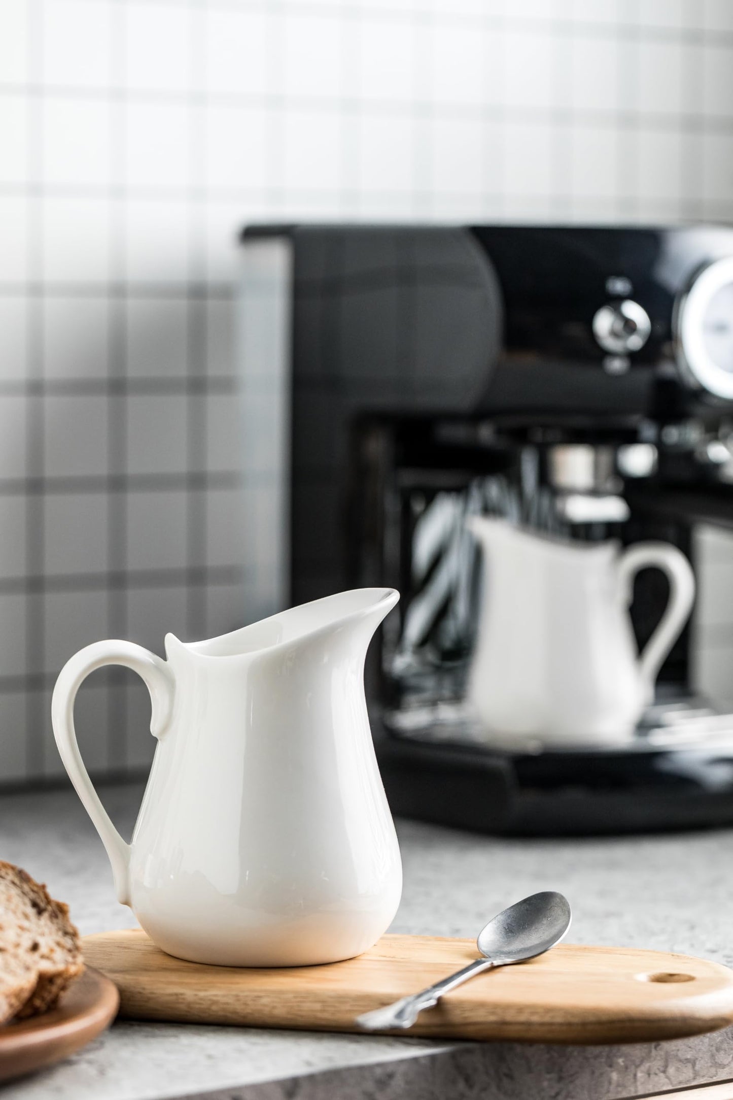 LYEOBOH Creamer 17 OZ Creamer Pitcher Ceramics Creamer with Handle and 17 OZ Sugar Jar Black Sugar Bowl with Lid and Spoon for Home Kitchen Microwave & Freezer Safe