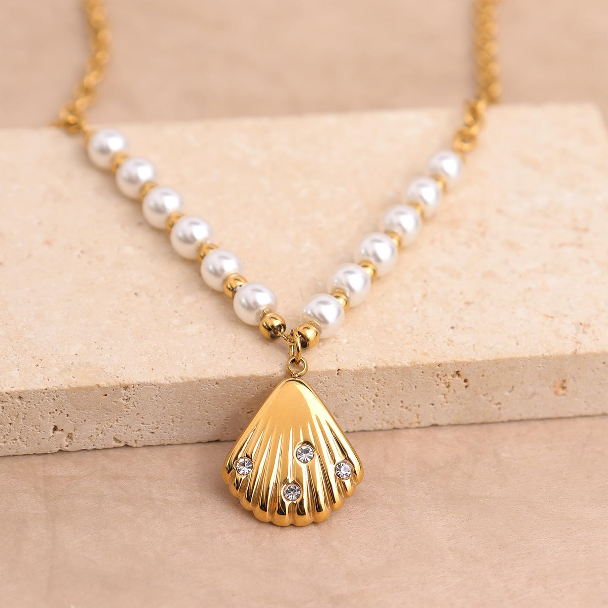 Frigotine Gold Shell Pendent Pearl Beaded Necklace for Women, Dainty Statement Seashell Textured Adjustable Chain Choker Summer Beach Jewelry Gifts