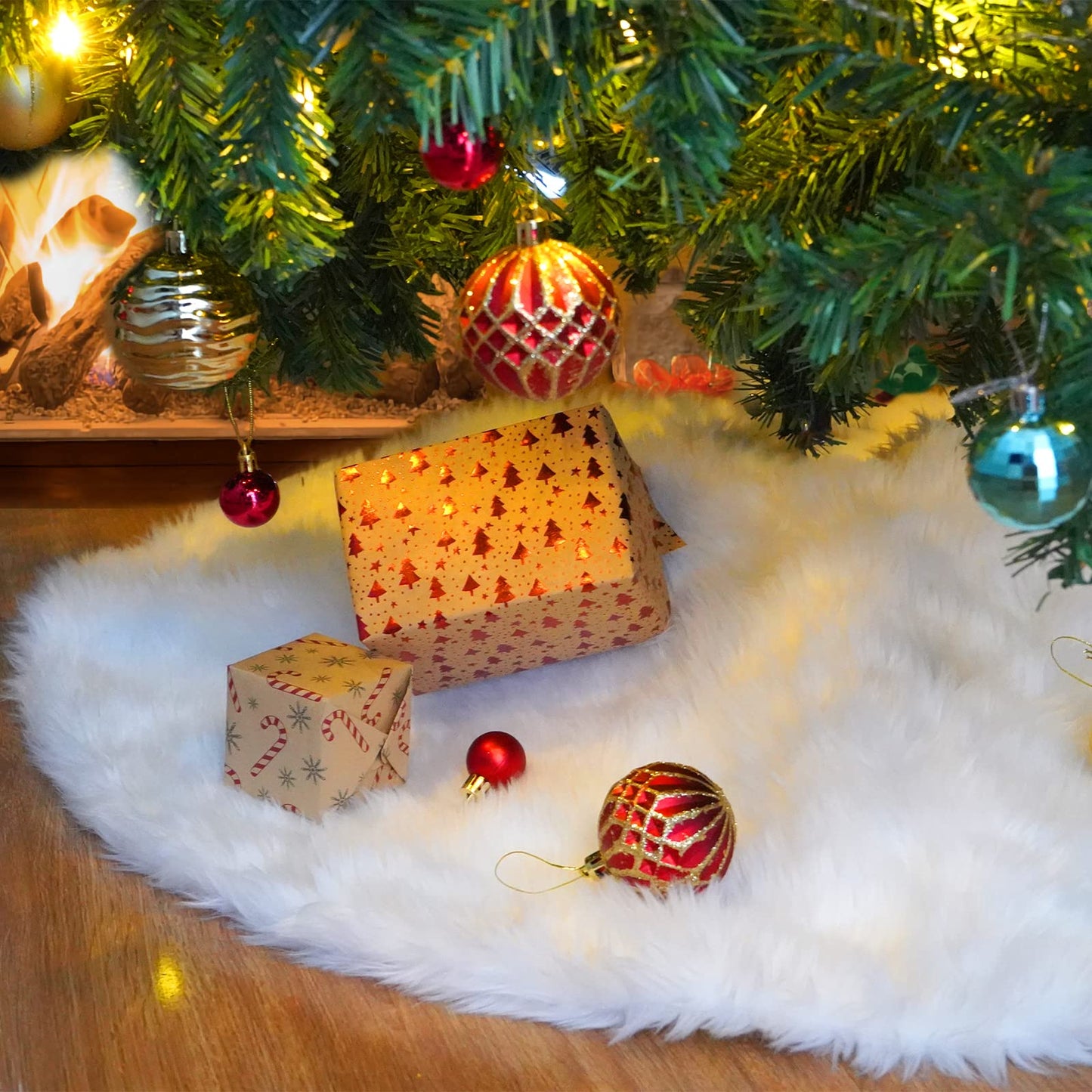 36Inch White Christmas Tree Skirt- Faux Fur Plush Skirt Christmas Tree Decoration Holiday Party Indoor Outdoor Christmas Decorations for Merry Christmas