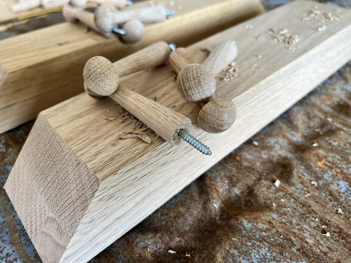 Balsam Point Workshop 3-Inch Oak Premium Screw-On Hardwood Shaker Pegs with Hangerbolt Perfect for Hanging Arts Crafts DIY Woodworking (10-Pack)