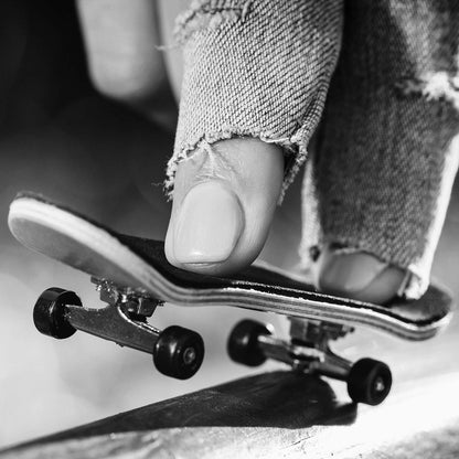 18 Pieces Mini Finger Toys Set Finger Skateboards Finger Bikes Scooter Tiny Swing Board Fingertip Movement Party Favors Wheels and Tools