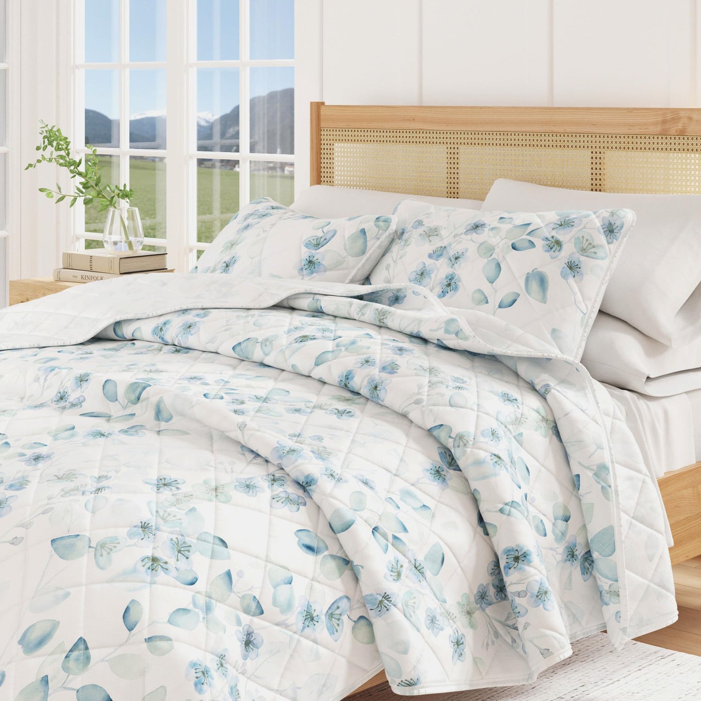 Great Bay Home Floral Quilt Set - 3-Piece King/California King Size Spring Bedding Set - Lightweight, All-Season, Reversible Bedspread (Blue/Green)