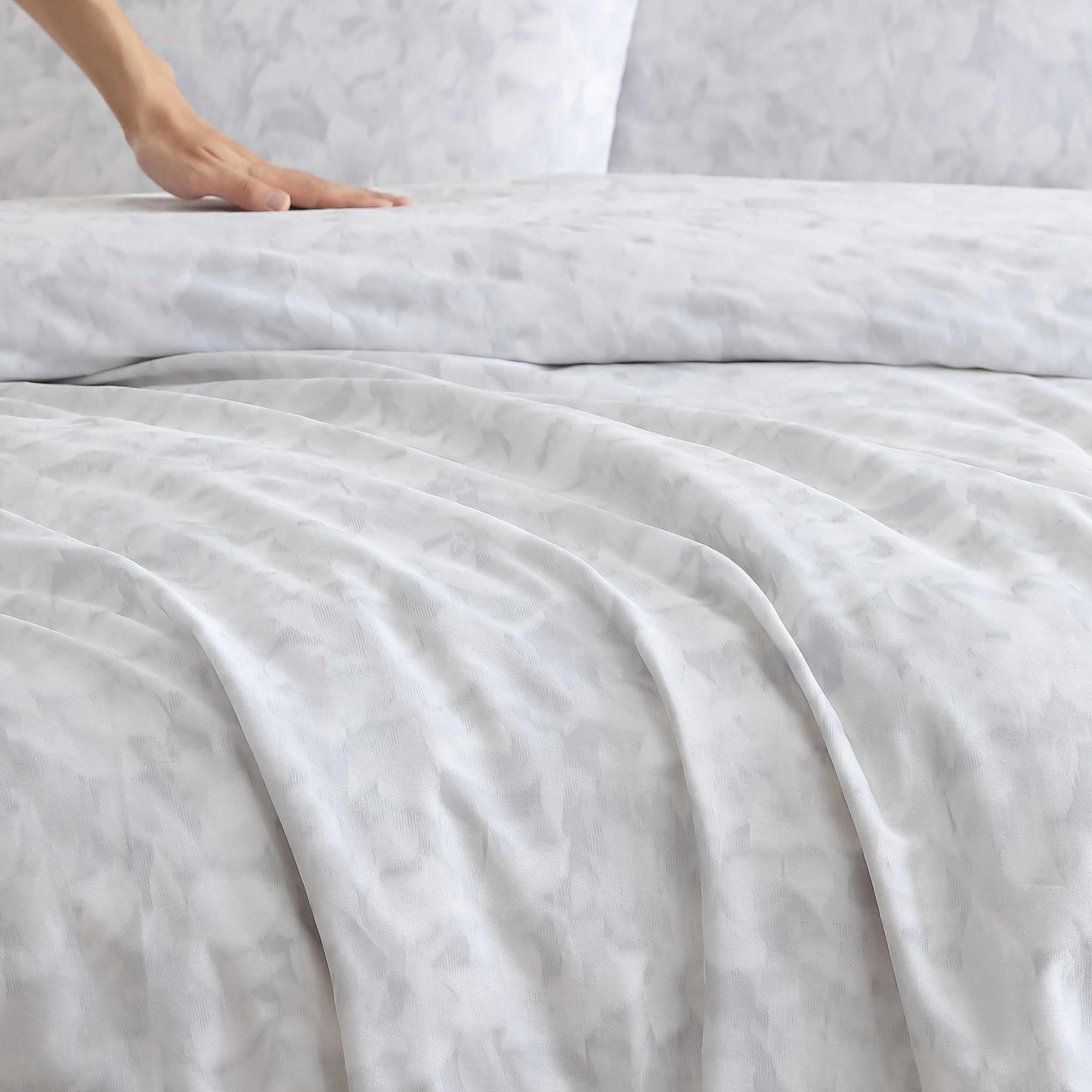 Vera Wang - Queen Size Duvet Cover Set, 100% Soft & Smooth Cotton Sateen Floral Bedding, 3-Piece Reversible Bed Set with Matching Pillowcases (Nebulous Flower/Etched Stripe Grey)